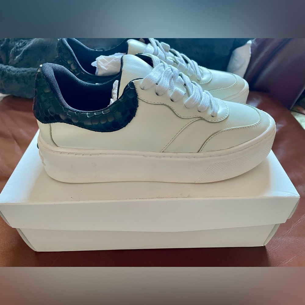 BNWT! SCHUTZ, OLIYAH, MULTIMATERIAL
NAPPA SNEAKERS, BRIGHT SNAKE, WHITE/BLACK 🖤🤍 - Picture 4 of 16